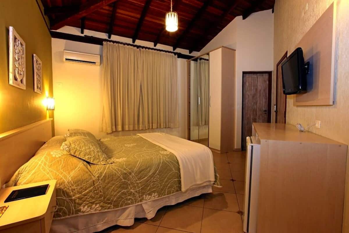 Laptop workspace, free WiFi, bed sheets