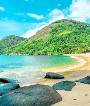 靠近海滩、白沙、海滩遮阳伞、海滩按摩