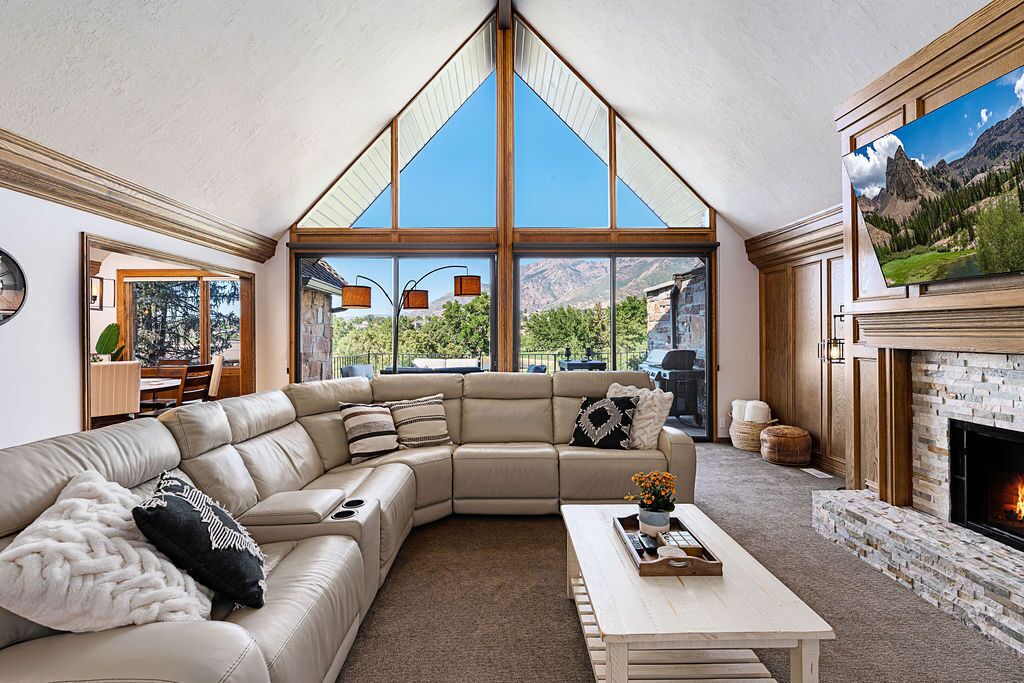 Spacious Home with Mtn Views! 2 Master Bedrooms, Hot Tub, Groups, Ski,Amenities!