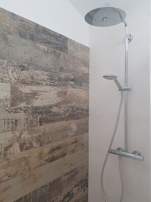 Sèche-cheveux, savon, papier toilette