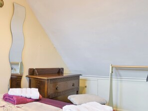 1 bedroom, bed sheets