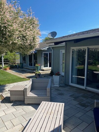 Enjoy Ditch Plains in Montauk! Neat And Clean. Private backyard
