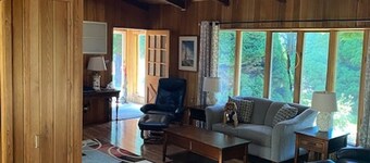 Enjoy Ditch Plains in Montauk! Neat And Clean. Private backyard