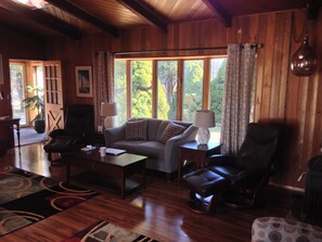 Smart TV, reproductor de DVD, tenis de mesa y libros