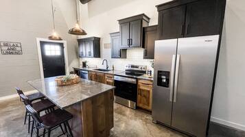 冷蔵庫、電子レンジ、オーブン、コンロ