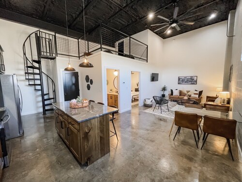 Industrial/modern loft within walking distance to downtown!