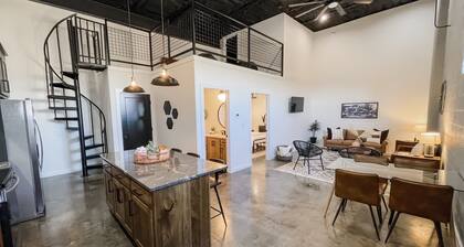 Industrial/modern loft within walking distance to downtown!