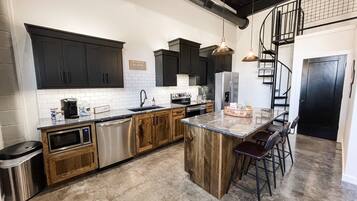 冷蔵庫、電子レンジ、オーブン、コンロ