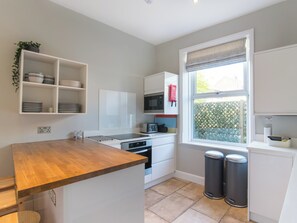 Ofen, Geschirrspüler, Hochstuhl, Gefrierschrank