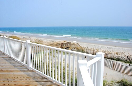 6 BR/5.5 baths on quiet beach.  Penthouse suite.  Free linens.  Gorgeous views!