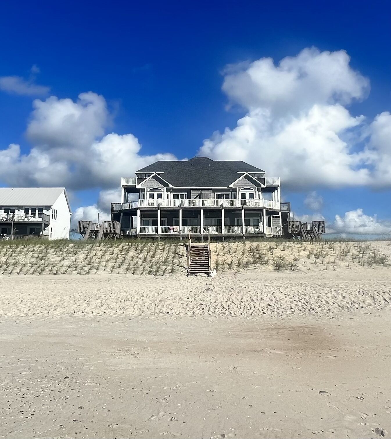 6 BR/5.5 baths on quiet beach.  Penthouse suite.  Free linens.  Gorgeous views!