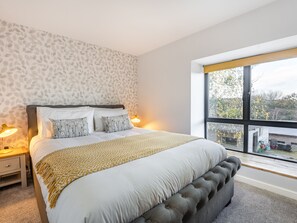 2 bedrooms, free WiFi, bed sheets - 2 bedroom accommodation in Wroxall, near Ventnor (Wroxall, near Ventnor)