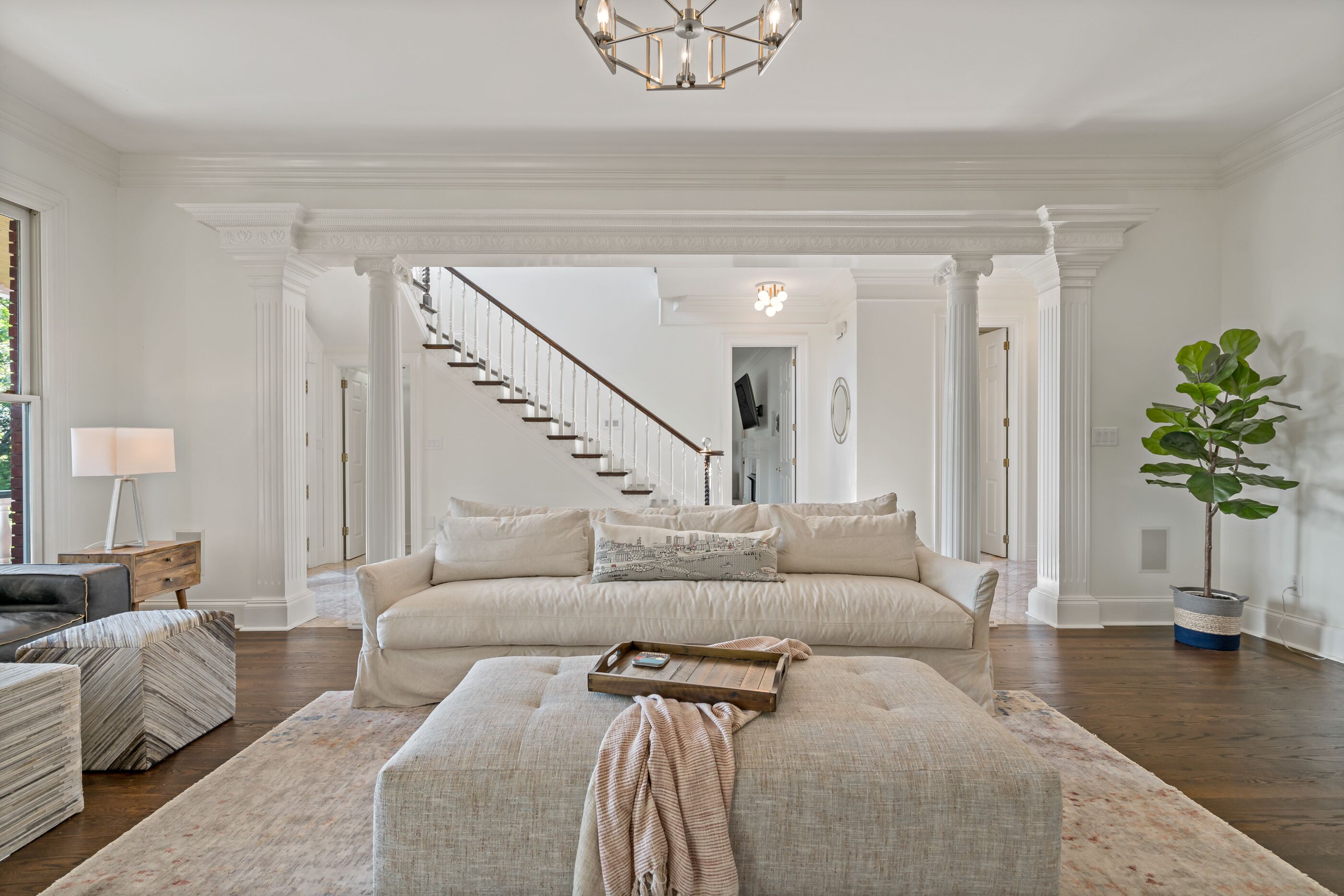 TV connectée, cheminée, livres, espaces bureaux