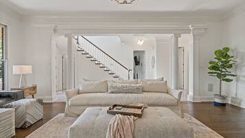 TV connectée, cheminée, livres, espaces bureaux