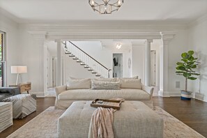 TV connectée, cheminée, livres, espaces bureaux