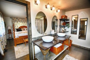 2 bedrooms, iron/ironing board, WiFi, bed sheets - Rustic Luxury Along the Illinois River (Tahlequah)