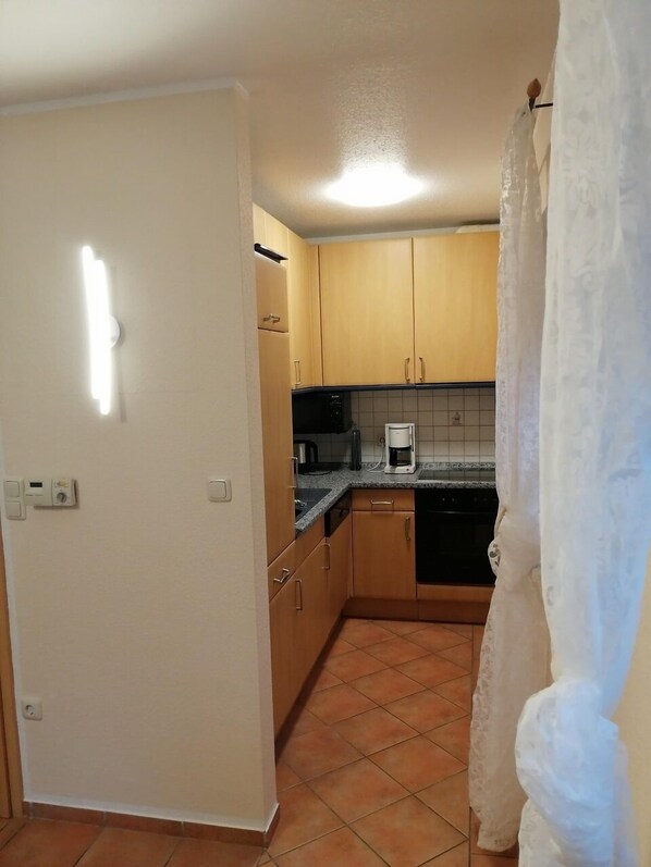 ثلاجة، ميكروويف، فرن، موقد طهي مسطح