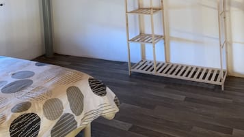 2 bedrooms, travel crib, bed sheets