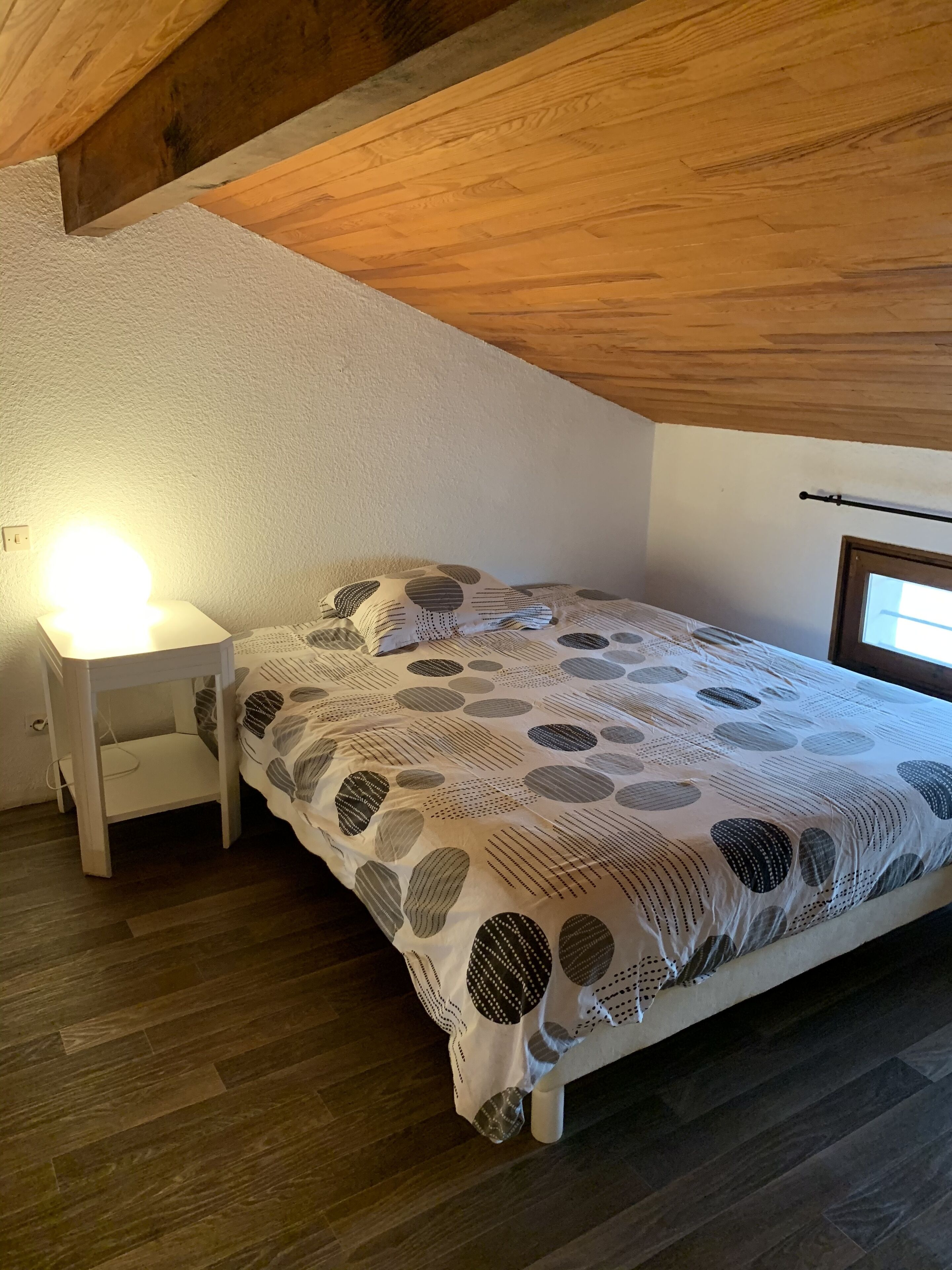 2 dormitorios, cuna de viaje, ropa de cama