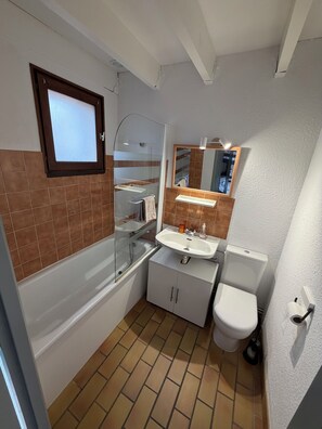 Bathtub, hair dryer, towels