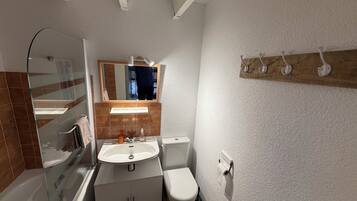 Bathtub, hair dryer, towels