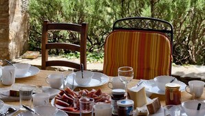 A table set for a meal with a view of a vineyard and mountains. - Traumblick in die Toskana - Appartment mit Pool auf Hügel zw. Siena u. Florenz (Toscana)