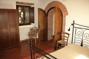 2 bedrooms, iron/ironing board, travel cot, free WiFi