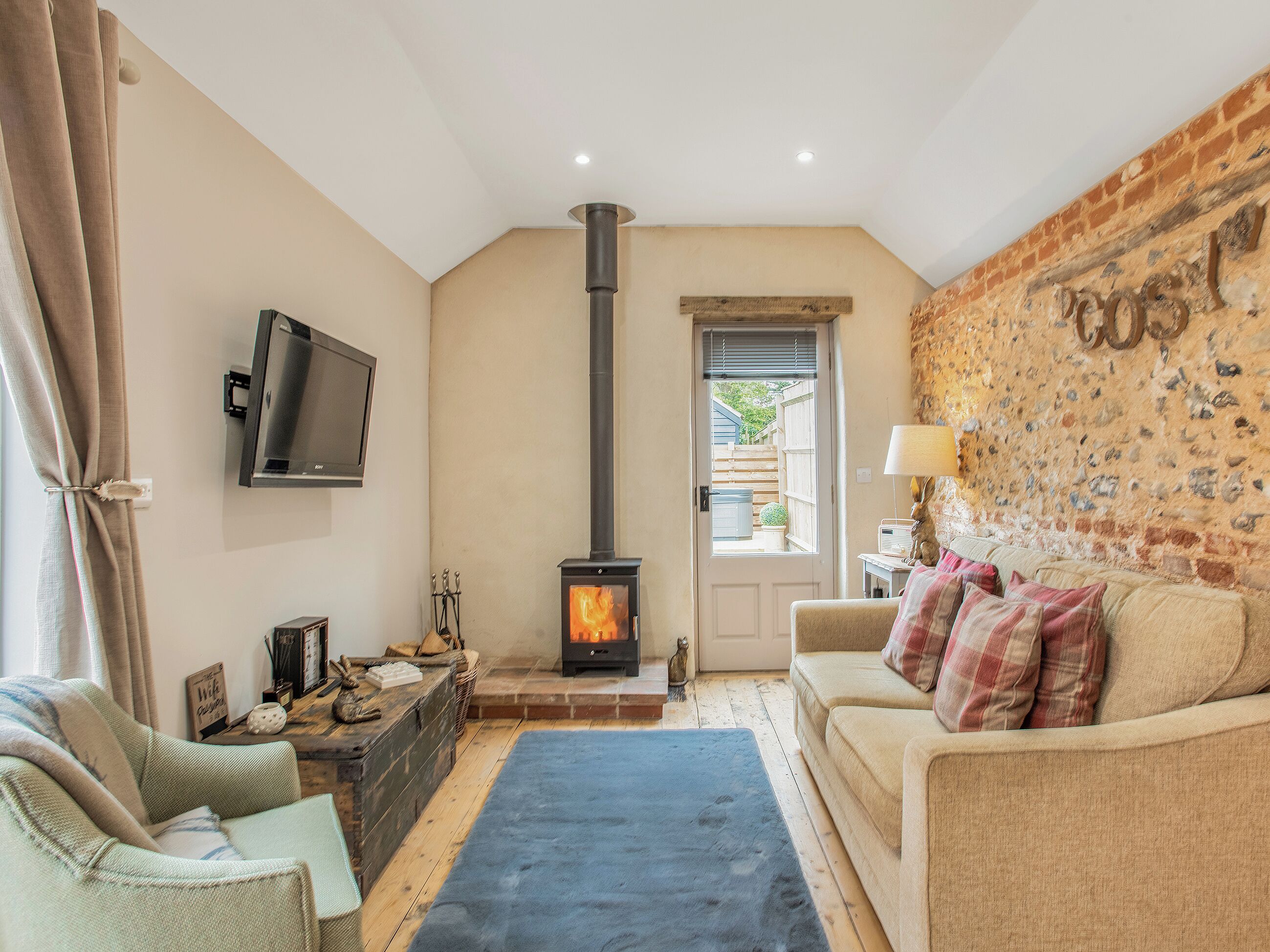 TV, fireplace