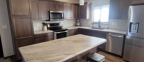 Kühlschrank, Mikrowelle, Ofen, Herdplatte