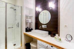 تجهيزات دش، مجففات شعر، مناشف، صابون