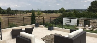 Villa, and swimming pool, in the countryside near the historic center of Aix en Provence