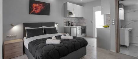 Comfort Studio Suite | Individually decorated, individually furnished, laptop workspace