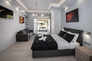 Comfort Studio Suite | Individually decorated, individually furnished, laptop workspace