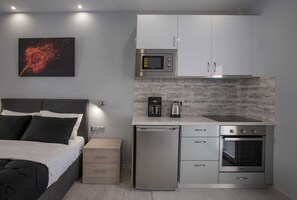 Suite Studio Confort | Cuisine privée | Mini réfrigérateur, micro-ondes, four, plaque de cuisson
