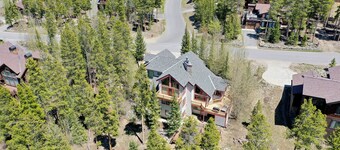 Happy Trails Lodge Home: Large, Stylish, Hot Tub