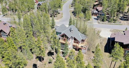 Happy Trails Lodge Home: Large, Stylish, Hot Tub