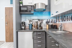 Kühlschrank, Mikrowelle, Herdplatte, Toaster