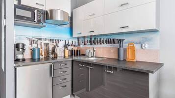 Refrigerador, microondas, parrilla de estufa y tostadora