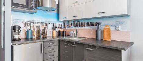 Refrigerador, microondas, placa de cocina, tostadora