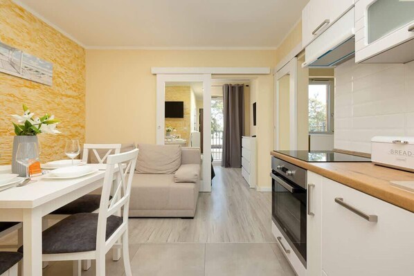 Fridge, oven, stovetop, dishwasher