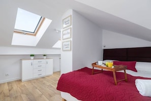 Tabla de planchar con plancha, wifi, ropa de cama