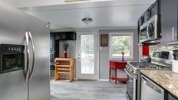 冰箱、微波炉、烤箱、炉灶