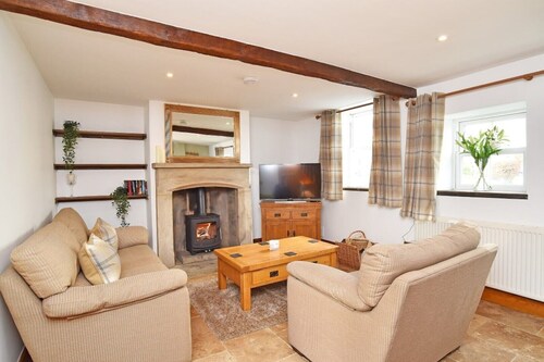 Refurbished 3 bed cottage with log burner - sleeps 5. Pet friendly