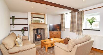 Refurbished 3 bed cottage with log burner - sleeps 5. Pet friendly