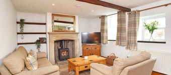 Refurbished 3 bed cottage with log burner - sleeps 5. Pet friendly