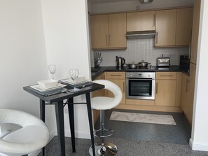 Electric kettle, cookware/dishes/utensils - Ayr Cozy Corner Apartment (Ayr)