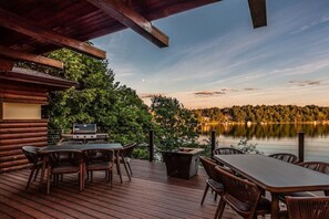 Outdoor dining - Gorgeous view of Long Lake, Lakefrontcabin hottub fireplace kayaks paddleboards (Waupaca)