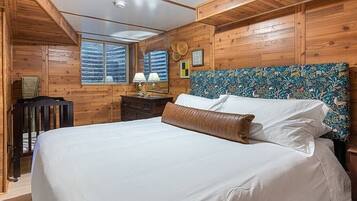 4 bedrooms, iron/ironing board, WiFi, bed sheets