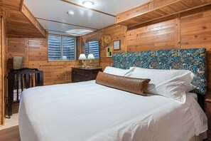4 bedrooms, iron/ironing board, WiFi, bed sheets - Gorgeous view of Long Lake, Lakefrontcabin hottub fireplace kayaks paddleboards (Waupaca)