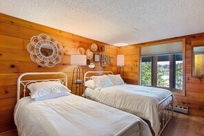 4 bedrooms, iron/ironing board, WiFi, bed sheets